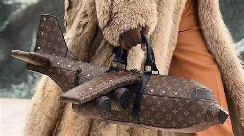 Louis Vuitton, tutti pazzi per la nuova borsa formato aereo: costa 